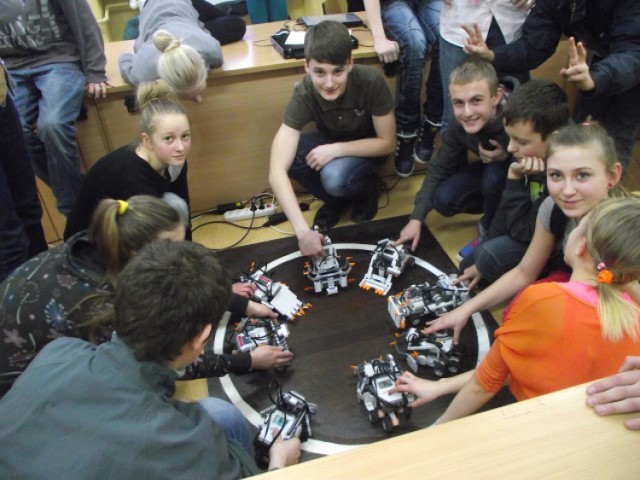 Roboty w borzytuchomskim gimnazjum. Młodzież zgłębia tajniki nauki podczas ferii zimowych