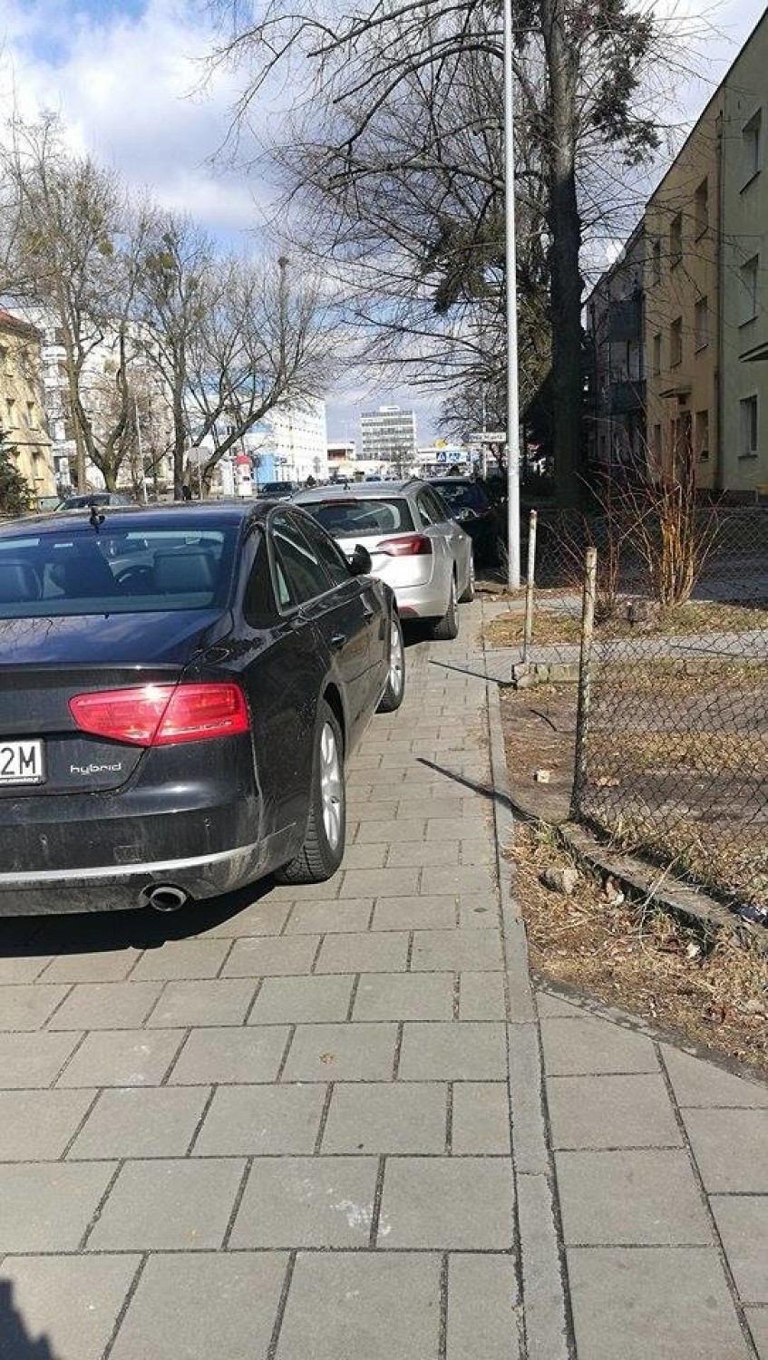Mistrzowie parkowania w Toruniu. Niektórym kierowcom brak...