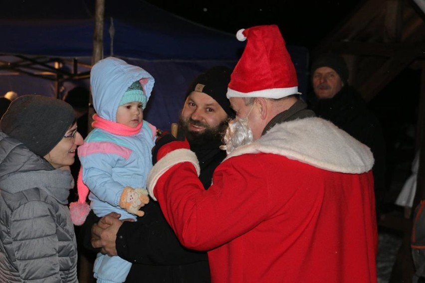 Za nami kolejna edycja "Od stajenki do stajenki". Kolędnicy przemaszerowali ze Strzebinia do Łaz i wspólnie śpiewali kolędy ZDJĘCIA