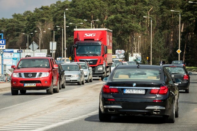 Im większy ruch samochodowy tym bardziej stanowczo mieszkańcy Błot Błot pod Bydgoszczą domagają się obwodnicy.