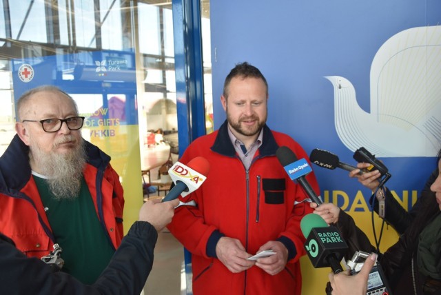 Od teraz to Polski Czerwony Krzyż zarządza magazynem w Turawa Park. Niewiele to jednak zmienia, jeśli chodzi o potrzeby uchodźców, które są spore. W ciągu miesiąca magazyn wydał 7000 paczek dla potrzebujących. Centrum i PCK zachęcają do wolontariatu.