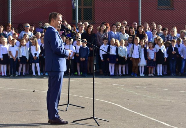 Burmistrz Sztumu Leszek Tabor w czasie inauguracji roku szkolnego w sztumskiej "dwójce". Z powodu koronawirusa takich spotkań oczywiście nie będzie