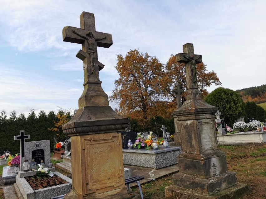 Uratowano kamienne nagrobki na cmentarzu w Węglówce [ZDJĘCIA]