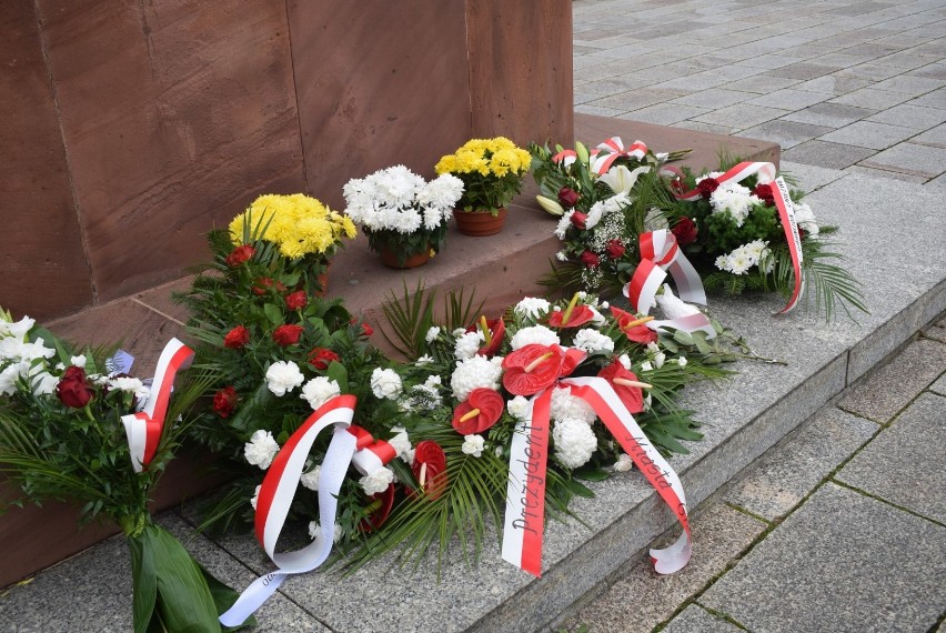 Zdjęcia powstańców przed Katedrą. Wystawa z okazji Święta Niepodległości w Gnieźnie