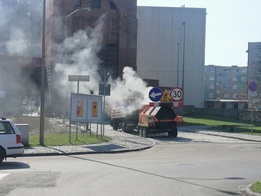 Zamieszanie na ul. Puszkina w Goleniowie. Łatali dziury