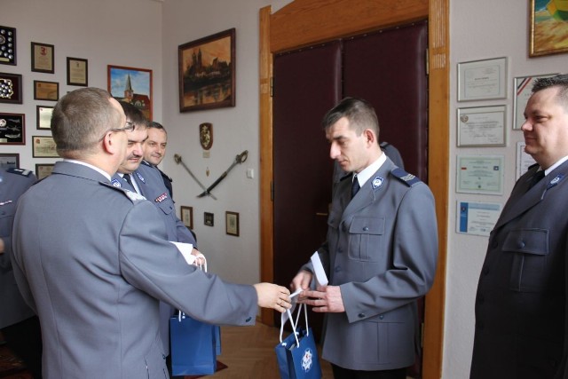 Wyróżnieni policjanci na co dzień pełnią służbę w Komendzie Powiatowej Policji w Pyrzycach i Gryfinie. Mundurowi z Gryfina narażając własne życie uratowali mężczyznę, pod którym załamał się lód. Błyskawiczna reakcja funkcjonariuszy i profesjonalnie przez nich przeprowadzona akcja ratownicza  pozwoliła na uniknięcie tragedii. 

Do zdarzenia doszło w rejonie byłej strzelnicy w Gryfinie. Przed godz. 17:00 dyżurny komendy  policji otrzymał telefoniczne zgłoszenie, iż pod mężczyzną na jednym ze stawów  załamał się lód i  topi się. Na miejsce natychmiast  pojechali  funkcjonariusze z gryfińskiego Ogniwa  Patrolowo &#8211; Interencyjnego . W odległości około 30 metrów od brzegu  w wodzie znajdował się mężczyzna utrzymujący się na powierzchni w miejscu , gdzie załamał się pod nim lód. Policjanci nie zastanawiając się  ani chwili natychmiast przystąpili do akcji ratowniczej.  Nie mając przy sobie specjalistycznego sprzętu przystąpili do działania wykorzystując to co mieli pod ręką. Związali część swojego umundurowania, pasy służbowe, linkę samochodową i wykorzystali także smycze od przypadkowych ludzi spacerujących  w pobliżu z psami. 

Policja Pyrzyce: Wyróżnienia za ratowanie życia