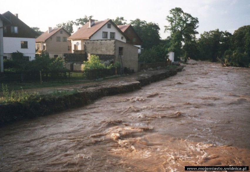 Mijają 23 lata od wielkiej powodzi. Zobacz zdjęcia z zalanej Świdnicy, Świebodzic...