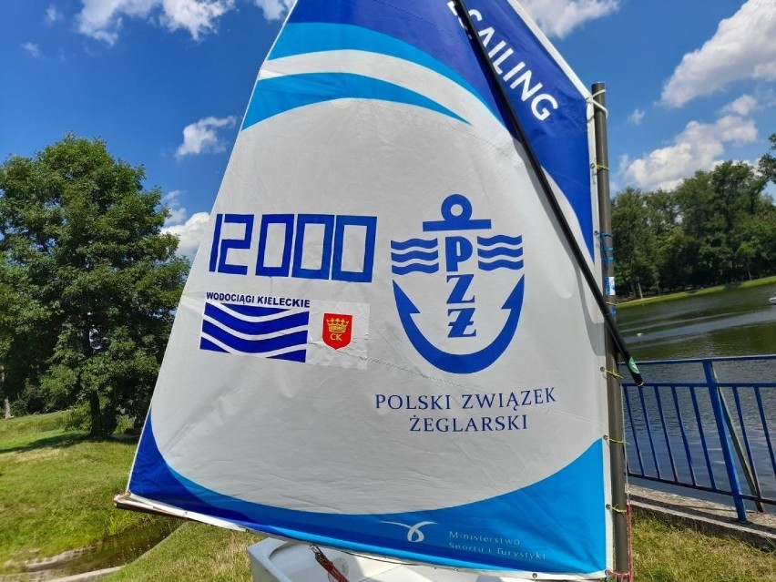 Wodociągi Kieleckie podarowały dzieciom rower wodny. Będzie służył przyszłym żeglarzom do oswajania się z wodą (ZDJĘCIA)