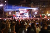 Warszawiacy śpiewają (nie)zakazane piosenki. Tłumy na placu Piłsudskiego. Mieszkańcy wspólnie zaśpiewali piosenki powstańcze