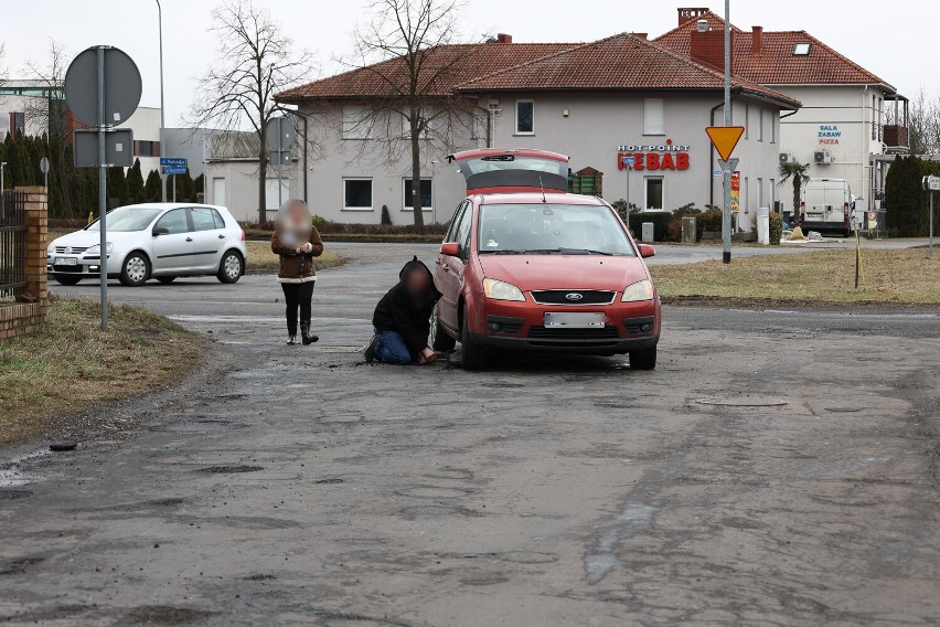 Kawał asfaltu wyrwał się z jezdni mna Mielżyńskich...