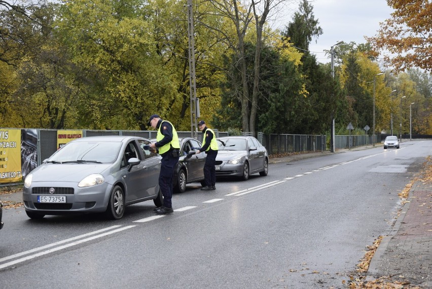 Ambasadorzy bezpieczeństwa i Straż Ochrony Kolei rozdawał ulotki na przejeździe przy ulicy Kościuszki w Skierniewicach