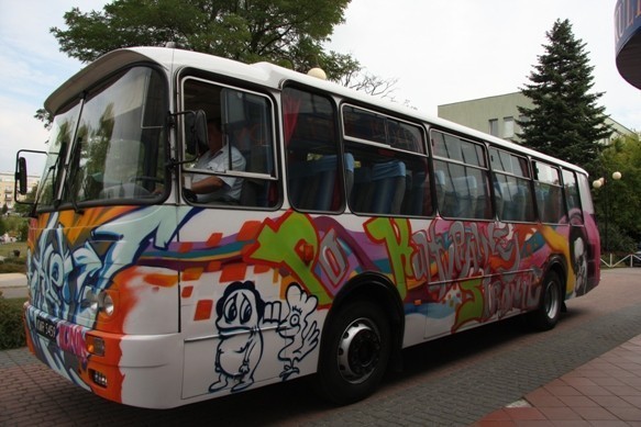 Uczestników imprezy woził będzie autobus pomalowany w graffiti