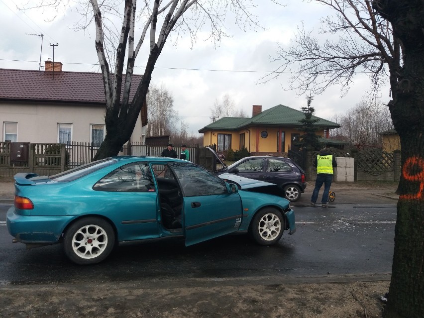 Wypadek na ul. Ujezdzkiej w Tomaszowie Maz. Zderzyły się dwa samochody, droga zablokowana