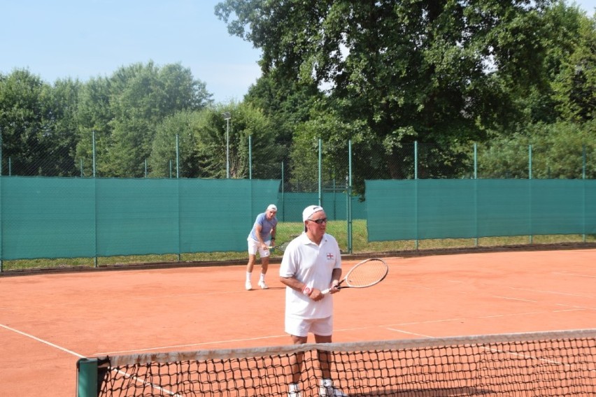 Lębork. Seniorzy zagrali turniej deblowy tenisa. Para musiała mieć w sumie co najmniej 130 lat [WIDEO,ZDJĘCIA]