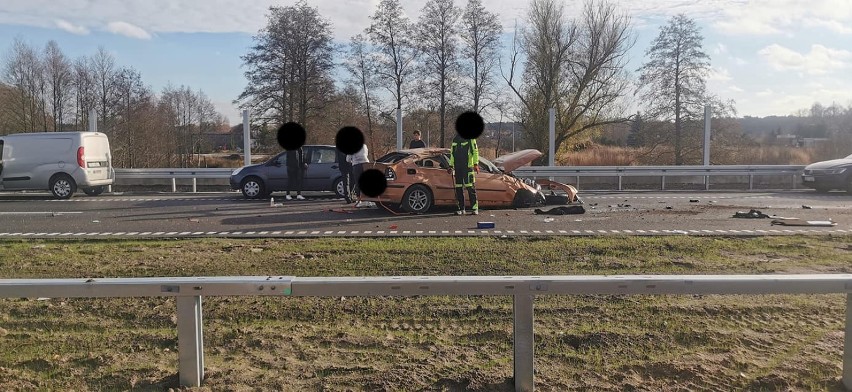 Kruszyn Krajeński. BMW dachowało, a kierująca samochodem trafiła do szpitala