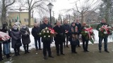 Kwiaty pod obeliskiem Andrzeja Pełki w Niedośpielinie w rocznicę pacyfikacji kopalni Wujek [ZDJĘCIA]