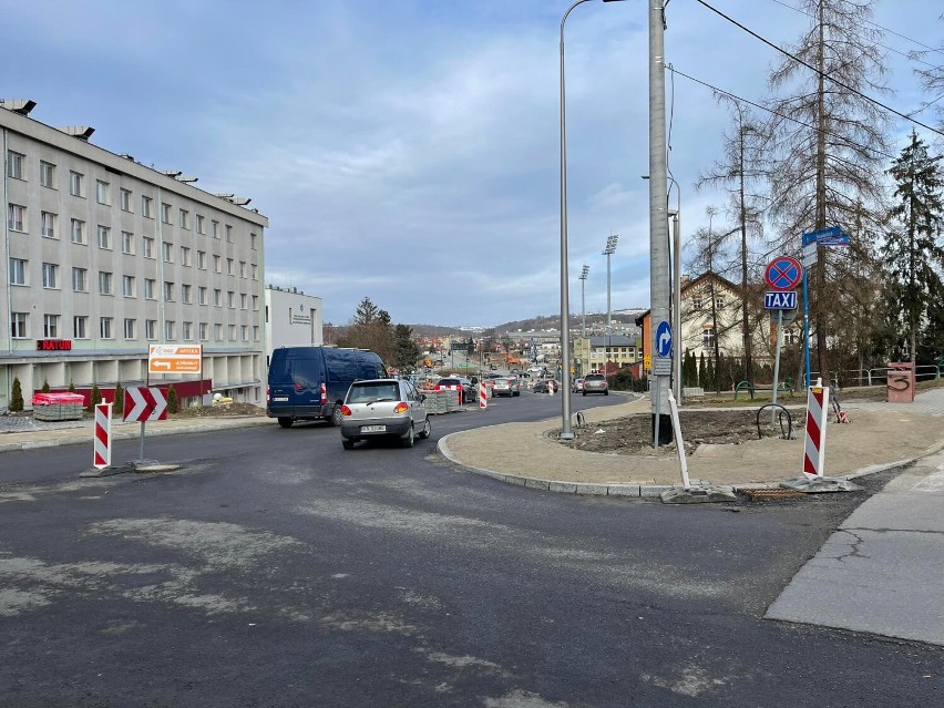 Nowy Sącz. Remont ul. Młyńskiej przy szpitalu znowu się przedłuży. Kiedy przejedziemy nowym rondem? [ZDJĘCIA]