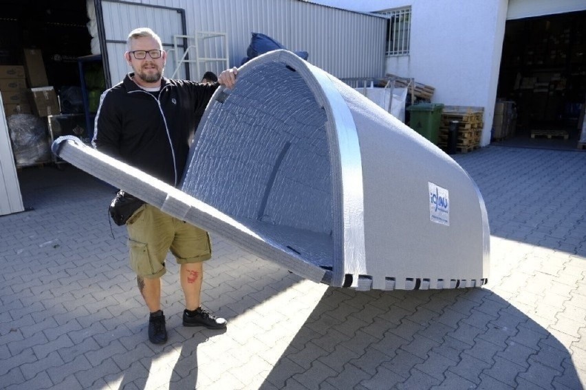 Michał Piszczek z "Serca Torunia" pokazuje namiot igloo.
