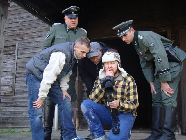 Mirosław Ganobis (w środku) wspólnie z grupą przyjaciół nakręcił także własne filmy, które opowiadają wojenne i przedwojenne losy miasta