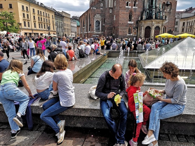 Na Rynku Głównym w sobotę (5 czerwca) pojawiły się tłumy krakowian i turystów.