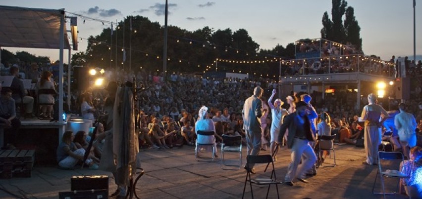 Teatr na leżakach przyciągnął tłum [ZDJĘCIA]