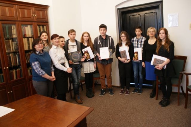 Laureaci konkursu na recenzję filmu "Hobbit. Bitwa Pięciu Armii" podczas ogłoszenia wyników w Pedagogicznej Bibliotece Wojewódzkiej w Opolu.
