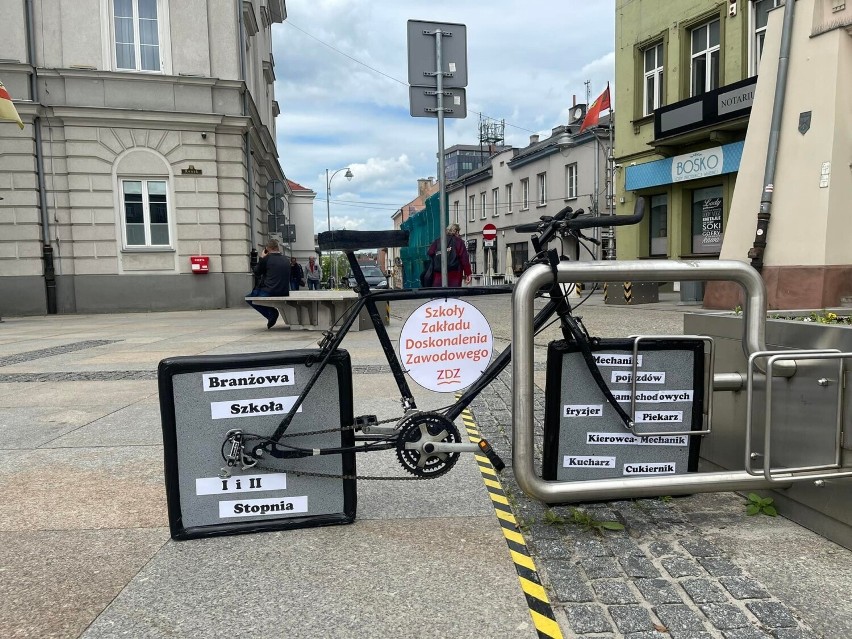 Kolejne ozdobione rowery pojawiają się każdego dnia w centrum Kielc. Zobacz na zdjęciach, jakie są piękne w akcji Kielce jak Amsterdam