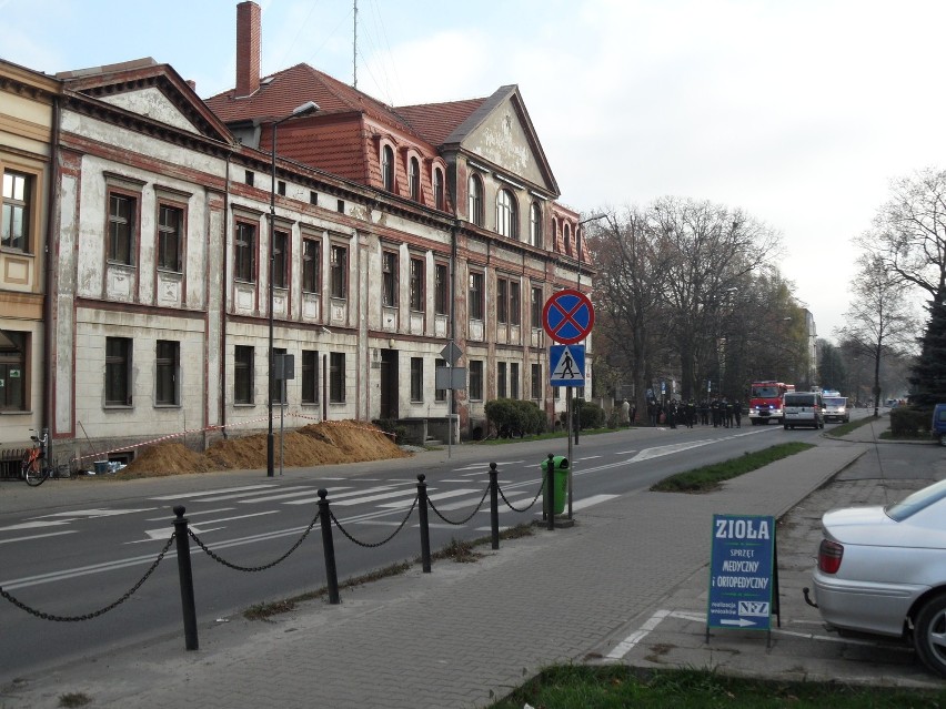 Bomba przy komendzie policji w Tarnowskich Górach [ZDJĘCIA]