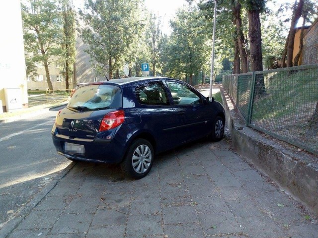 Renault na tablicach z Krosna Odrzańskiego stał na ul. Witebskiej niedaleko przedszkola. Widać, że mistrz parkowania potraktował go jak miejsce parkingowe.