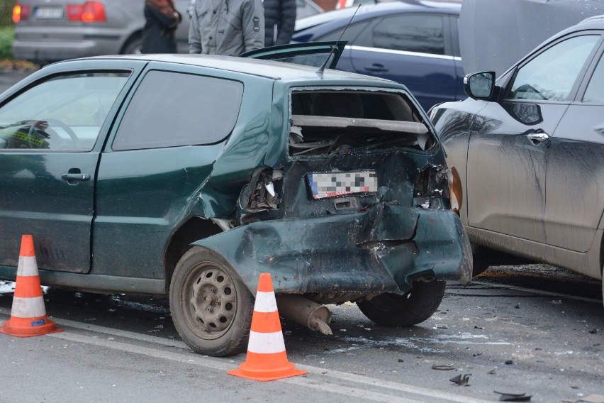 Wypadek trzech samochodów w Grudziądzu. Jedna osoba trafiła do szpitala [wideo, zdjęcia]