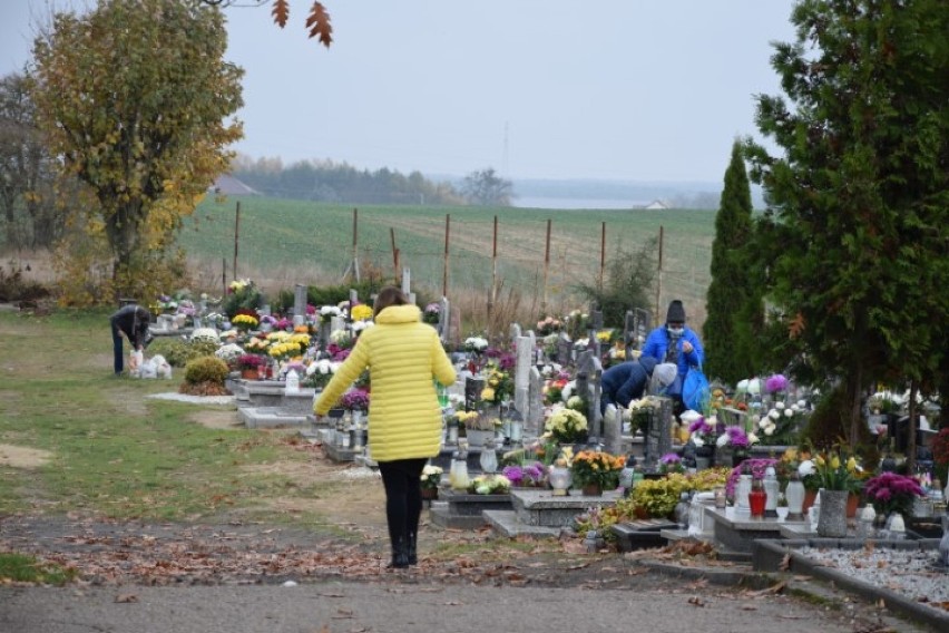 Na Łapiszewie mieszkańcy odwiedzają groby bliskich ZDJĘCIA 