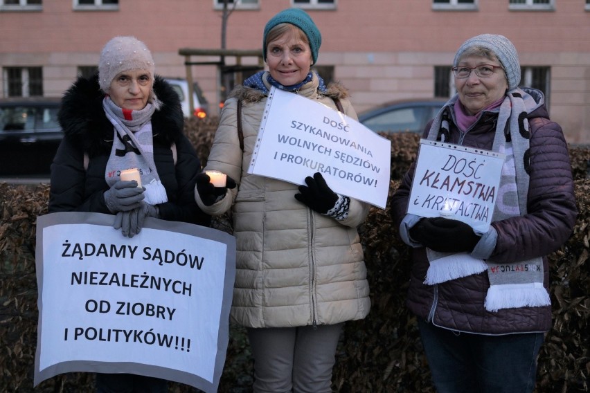 Na manifestacje pod opolskimi sądami za każdym razem...