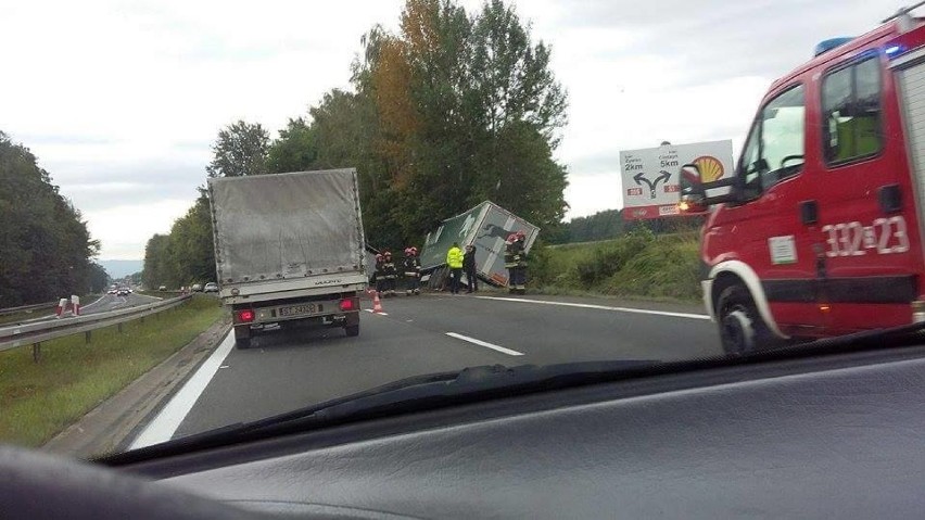 Wypadek TIRa w Czechowicach-Dziedzicach. Ciężarówka w rowie