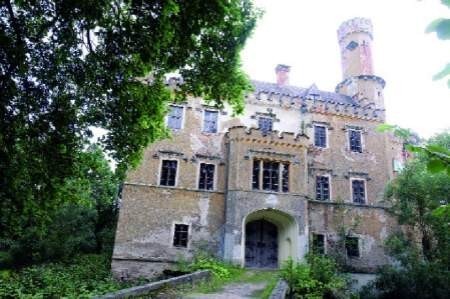 XIV-wieczny zamek w Karpnikach od kilku lat stoi pusty. Jego...