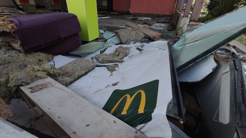 Opuszczony McDonald's i stacja paliw w Kargał Lesie koło...