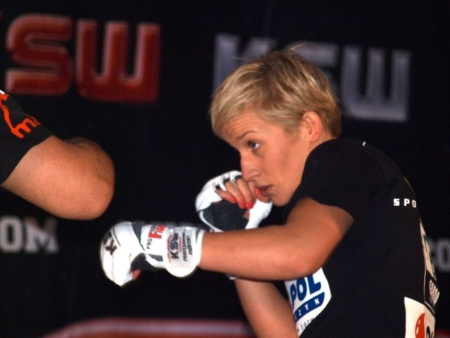 Po raz drugi na KSW zobaczymy walkę kobiet. Jako pierwsza swoje umiejętności na otwartym treningu zaprezentowała Paulina Bońkowska. Fot. Mariusz Michalak