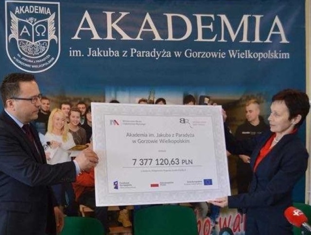 Leszek Gajda z Ministerstwa Nauki i Szkolnictwa Wyższego przekazał czek rektor akademii Elżbiecie Skorupskiej - Raczyńskiej.