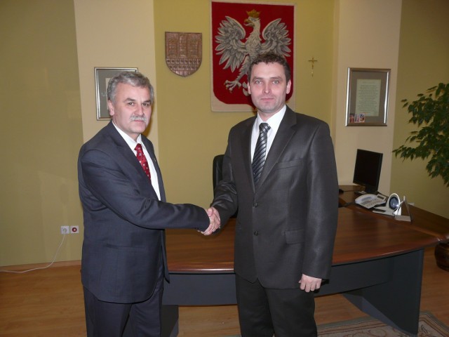 Były burmistrz Krzysztof Piekarz (z lewej) i obecny Rafał Drab w zgodzie przekazali sobie władzę, ale teraz nie szczędzą sobie krytyki