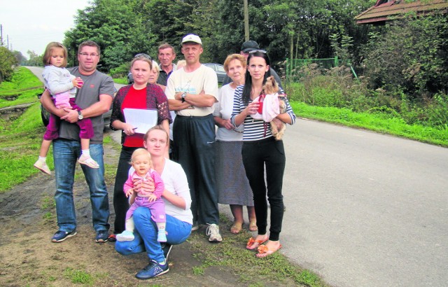 Mieszkańcy ulic Kolonia i Szkolnej w Przeciszowie przed wjazdem do fermy drobiu