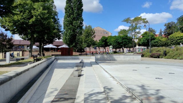Fontanna w parku św. Jana Pawła II w Piotrkowie. Dlaczego jest nieczynna?