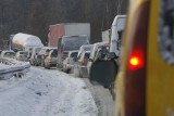 Wypadek na DW 160. Tir wypadł z drogi pomiędzy Piasecznikiem a Suchaniem