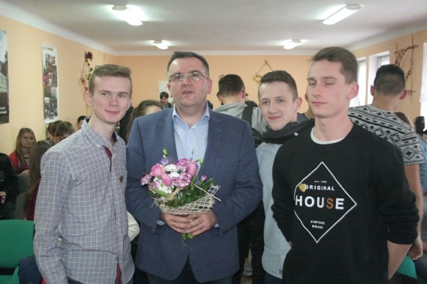 Uczniowie ZSP nr 2 w Łowiczu zaprosili dziennikarza TVN (Zdjęcia)
