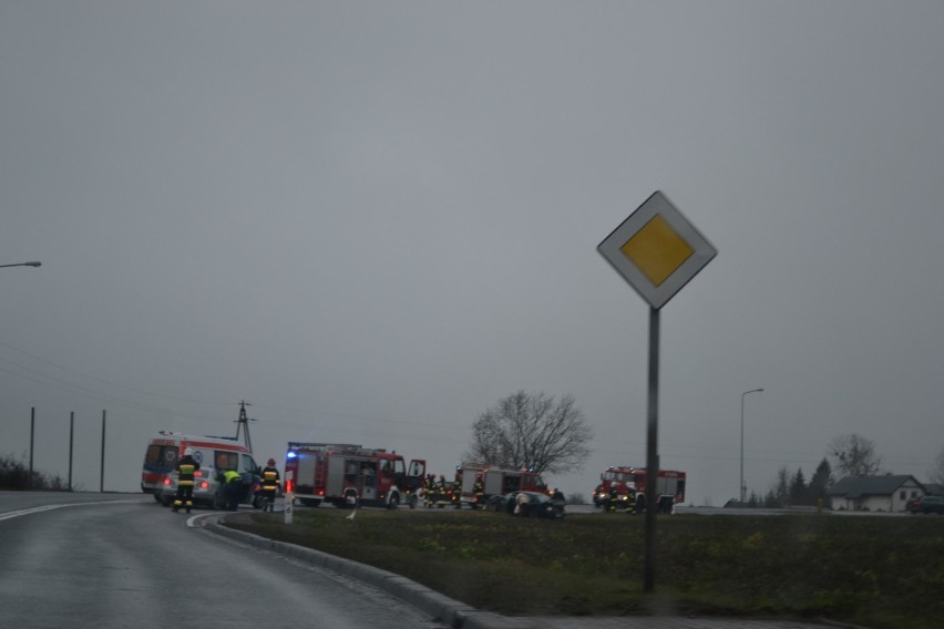 Na łuku drogi w Jarmierzu 25.12.2106r. zderzyły się dwa...