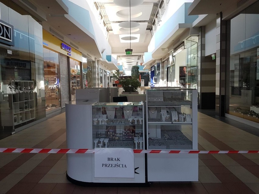 Galerie handlowe są w Polsce zamknięte i opustoszałe od...