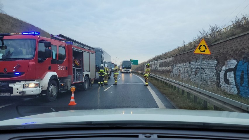 Autobus z dziećmi wypadł z drogi! Akcja ratunkowa pod Wałbrzychem - zobaczcie zdjęcia