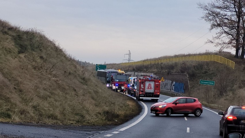 Autobus z dziećmi wypadł z drogi! Akcja ratunkowa pod Wałbrzychem - zobaczcie zdjęcia