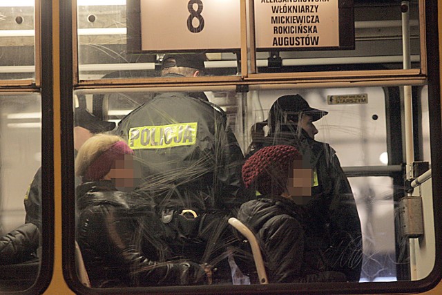Czasami policja pomaga kontrolerowi przy wypisywaniu mandatu w tramwaju