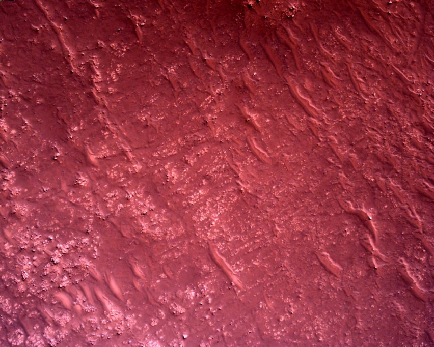 Widok powierzchni Marsa z kamery umieszczonej pod łazikiem...