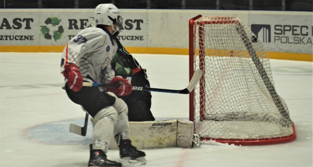 Hokejowa liga młodzików (U-16): UKH Unia Oświęcim - MOSM Tychy 1:6. Tak Radosław Kot zdobył gola dla oświęcimian, jedynego w tym meczu.