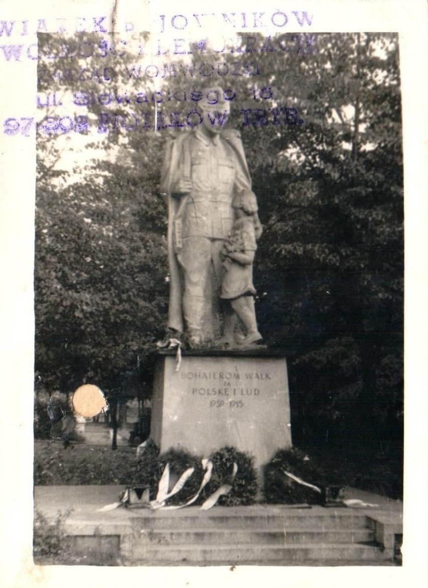 Pomnik żołnierza w Piotrkowie odsłonięto w 1957 roku